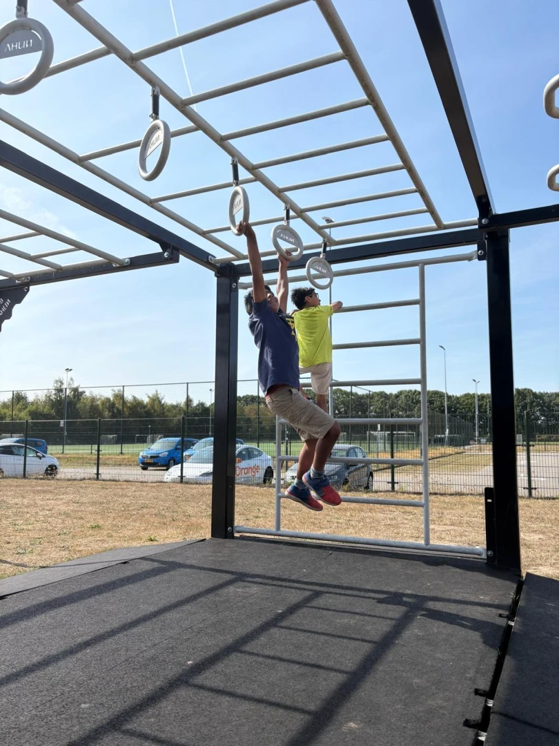 Een workshop over elektriciteit, onderzetters versieren, voetbal toernooi, rupsparcours en meer in augustus 2025