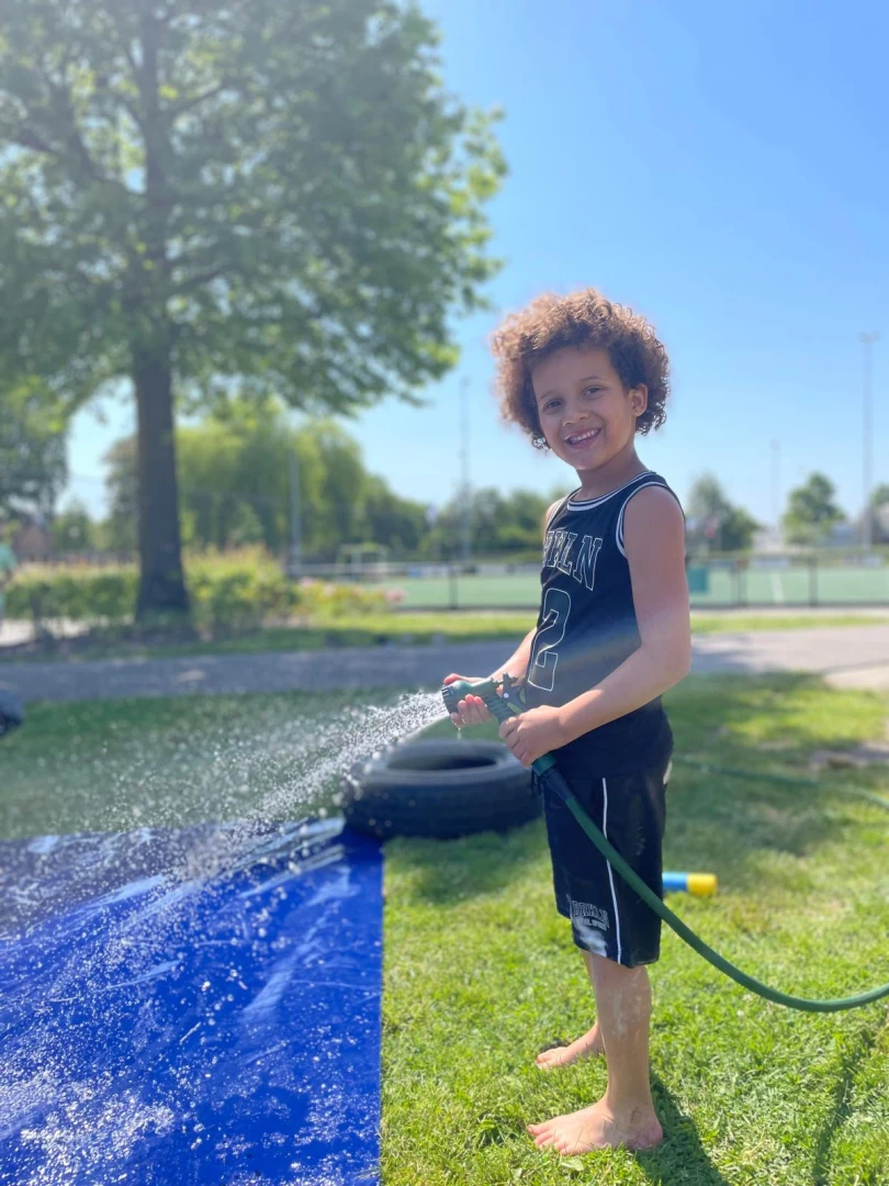 De temperaturen stijgen, dat betekent maar één ding: buikschuiven, waterspelletjes en ijsjes eten: dit was mei bij de BSO! 💥🐳