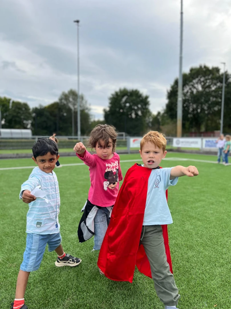 September: Volop buitenplezier en onze eerste themaweek! ☀️🦸‍♂️